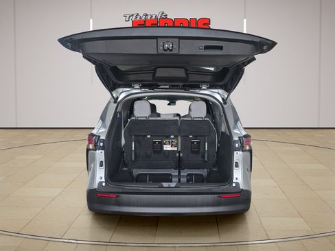 Used 2023 Toyota Sienna LE AWD/4WD image 9