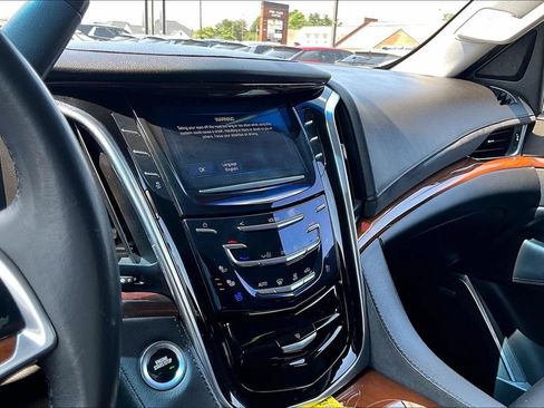Used 2018 Cadillac Escalade Premium Luxury AWD/4WD image 15