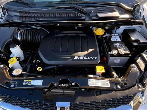 Used 2018 Dodge Grand Caravan SE w/ UConnect Hands-Free Group image 9