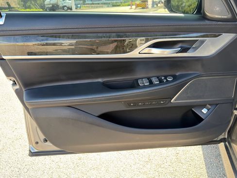 Used 2021 BMW 750i xDrive w/ Executive Package AWD/4WD image 9