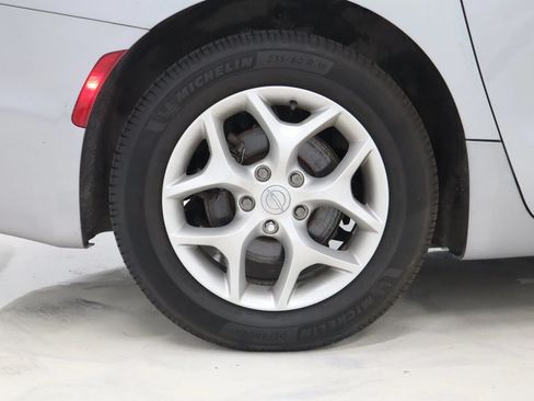 Used 2019 Chrysler Pacifica Limited FWD image 40