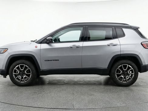 Used 2025 Jeep Compass Trailhawk image 5