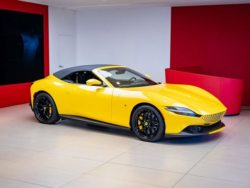 Used 2025 Ferrari Roma Spider image 31