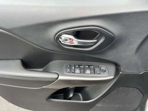 Used 2019 Jeep Cherokee Latitude w/ Popular Appearance Group AWD/4WD image 17