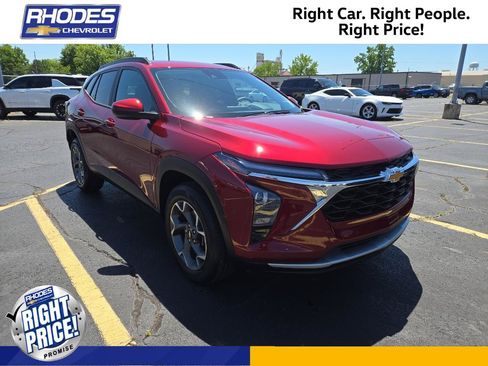 Certified 2025 Chevrolet Trax LT FWD image 1