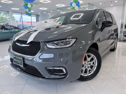 Used 2025 Chrysler Pacifica Select