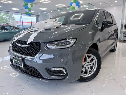 Used 2025 Chrysler Pacifica Select FWD image 1