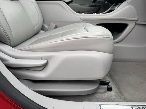 Used 2023 GMC Acadia SLT image 17