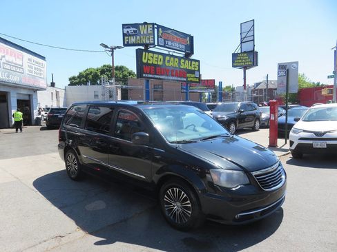 Used 2014 Chrysler Town & Country S FWD image 3