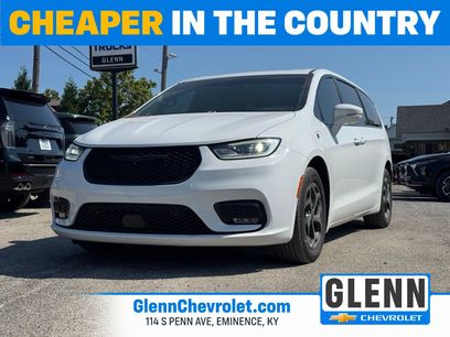 Used 2022 Chrysler Pacifica Limited w/ Uconnect Theater Family Group