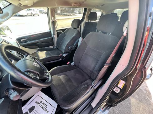 Used 2018 Dodge Grand Caravan SE w/ UConnect Hands-Free Group image 12