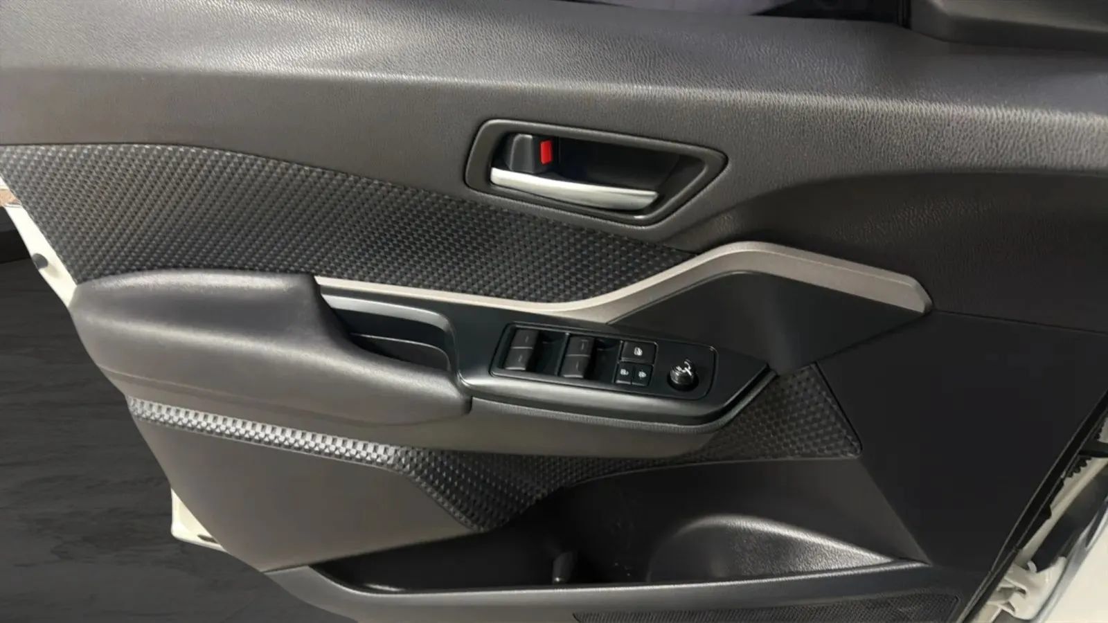 Used 2020 Toyota C-HR LE FWD image 16