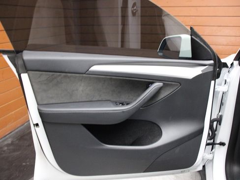 Used 2022 Tesla Model Y Long Range image 44