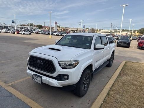 Used 2018 Toyota Tacoma TRD Sport image 3