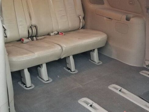 Used 2008 Hyundai Entourage Limited image 9