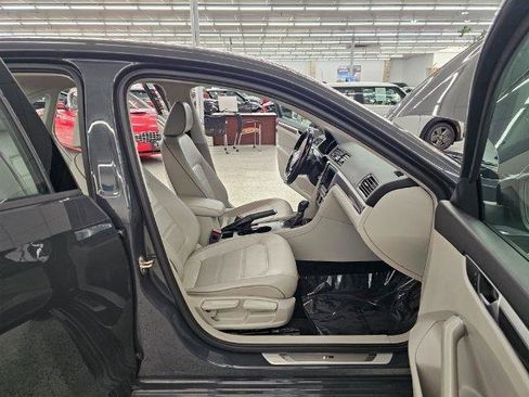 Used 2018 Volkswagen Passat 2.0T R-Line w/ R-Line Lighting Package FWD image 10
