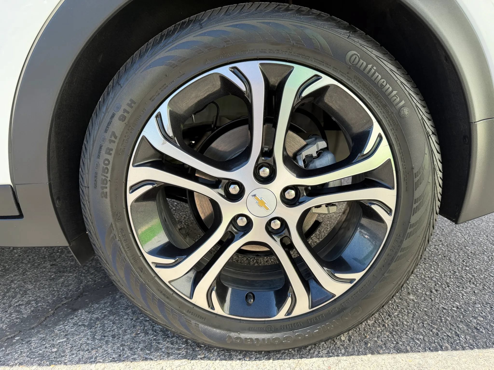 Used 2019 Chevrolet Bolt Premier w/ Infotainment Package FWD image 8