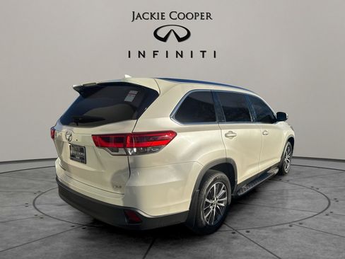 Used 2019 Toyota Highlander XLE image 16