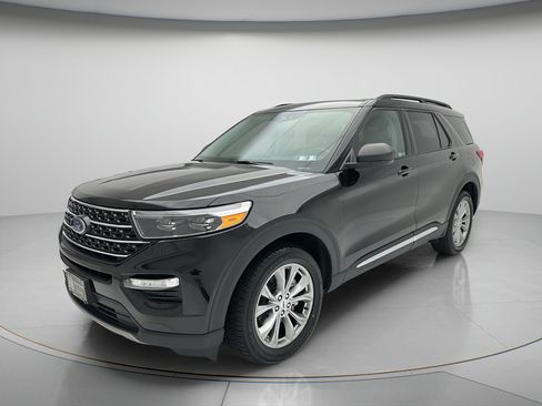 Used 2023 Ford Explorer XLT w/ Equipment Group 202A AWD/4WD image 3