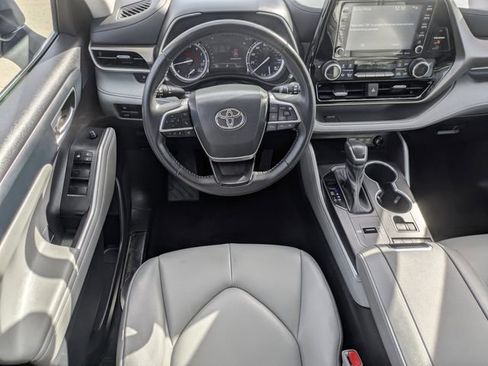 Used 2022 Toyota Highlander XLE image 12