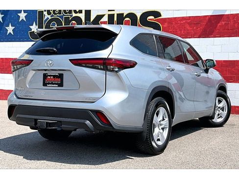 Used 2022 Toyota Highlander LE AWD/4WD image 2