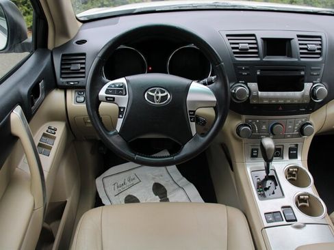 Used 2012 Toyota Highlander SE w/ Tow Pkg image 20