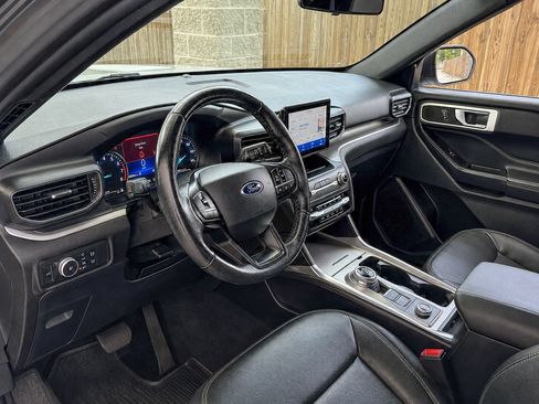 Used 2020 Ford Explorer XLT w/ Equipment Group 202A AWD/4WD image 6