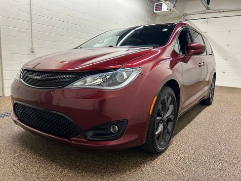 Used 2019 Chrysler Pacifica Touring-L Plus w/ S Appearance Package FWD image 5