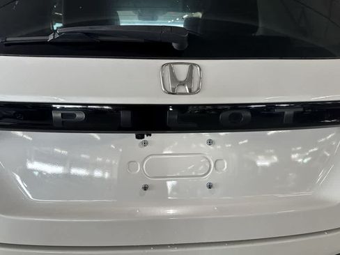 Used 2023 Honda Pilot Touring image 11