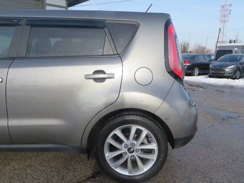 Used 2017 Kia Soul + image 9
