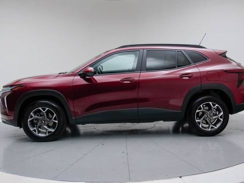Used 2025 Chevrolet Trax LT FWD image 3