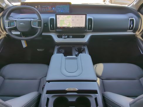 New 2026 Ford Expedition Active image 13