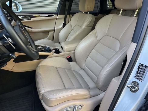 Used 2025 Porsche Macan image 6