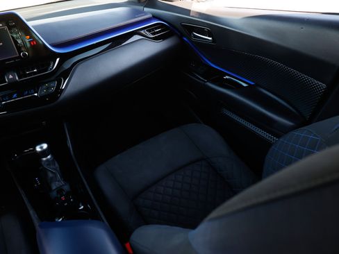 Used 2020 Toyota C-HR XLE image 22