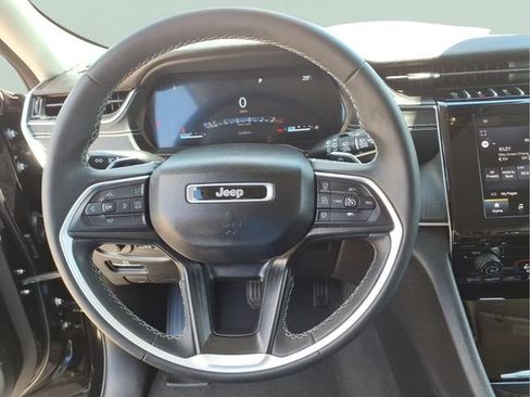Used 2023 Jeep Grand Cherokee Laredo AWD/4WD image 15