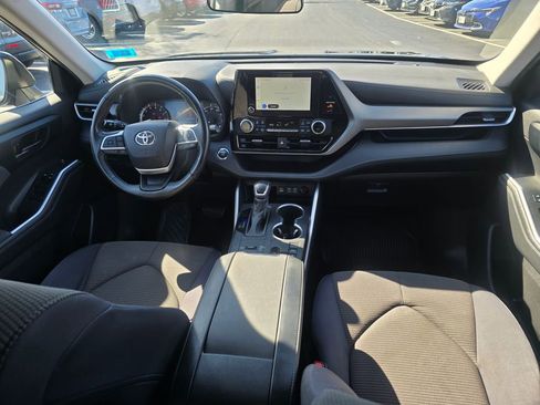 Used 2023 Toyota Highlander LE FWD image 16