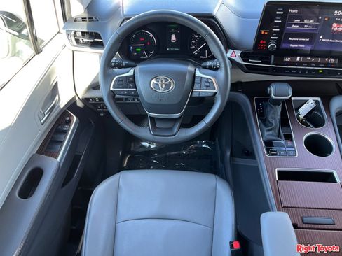 Certified 2024 Toyota Sienna XLE FWD image 17