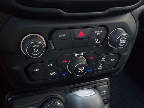 Used 2023 Jeep Renegade Latitude image 20