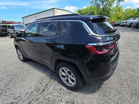 Used 2025 Jeep Compass Latitude AWD/4WD image 4