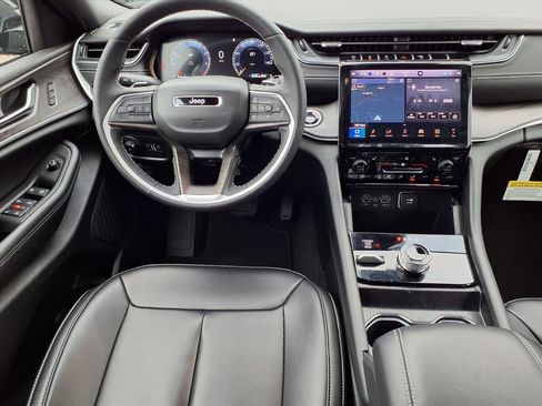 Used 2025 Jeep Grand Cherokee Limited image 6