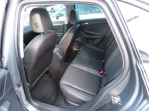 Used 2019 Volkswagen Jetta SE w/ Cold Weather Package image 17