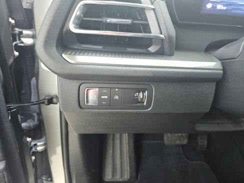 Used 2025 Chevrolet Traverse LT image 28