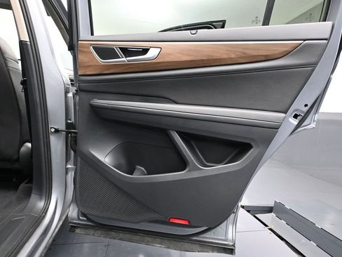 Used 2025 Volkswagen Atlas SE image 43