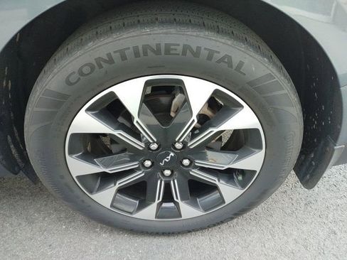 Used 2024 Kia Carnival EX image 8