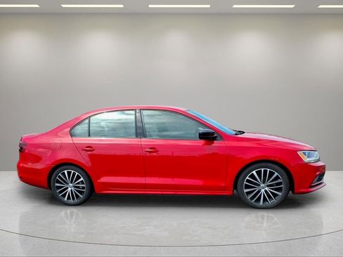 Used 2016 Volkswagen Jetta Sport FWD image 2