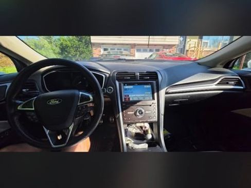 Used 2018 Ford Fusion Titanium FWD image 4