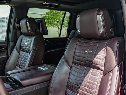 Used 2023 Cadillac Escalade ESV Premium Luxury Platinum AWD/4WD image 33