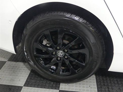 Used 2022 Toyota Prius AWD image 17