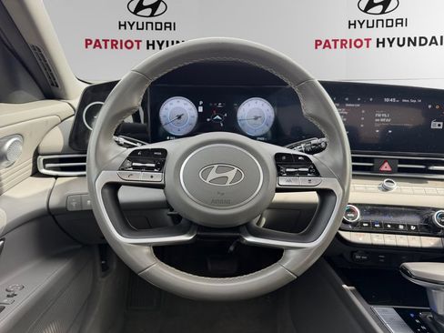 Used 2025 Hyundai Elantra SEL FWD image 12