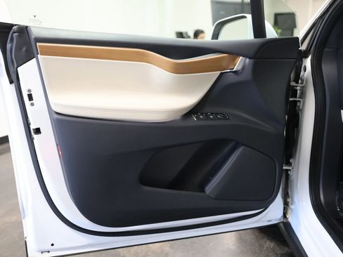 Used 2020 Tesla Model X Long Range image 22